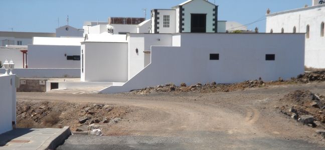 CC exige soluciones para los caminos que están en pleno centro de Tías sin asfaltar, sin aceras y sin alumbrado público