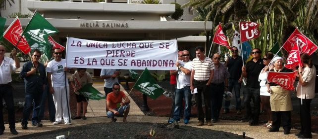 Trabajadores del Meliá Salinas se concentran para denunciar "la política de despidos y presiones" que sufren "desde hace meses"