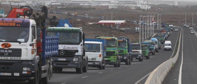 Los transportistas volverán a parar la próxima semana y se plantean hacer una acampada de cinco días en Arrecife contra el tacógrafo