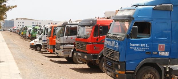 Los transportistas de Canarias abandonan el paro y el sector en Lanzarote decidirá esta tarde si deja la protesta