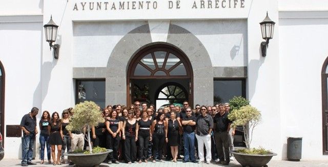 Los empleados del Ayuntamiento de Arrecife acuden a trabajar vestidos de negro para protestar por los recortes anunciados por Rajoy