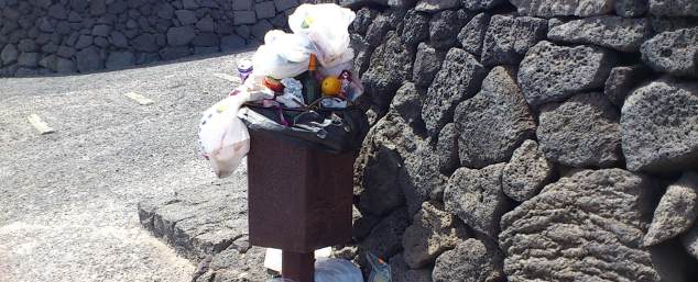 Las papeleras del bañadero de Guatiza, más de 15 días llenas de basura