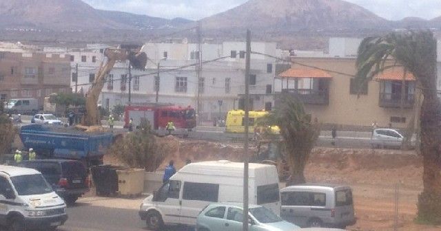 Herido leve un conductor al caerle un poste de la luz cuando transitaba por la Circunvalación