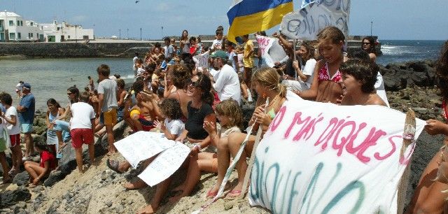 Joaquín Caraballo descarta "radicalmente" un muelle deportivo en Caleta de Famara, pero abre la puerta a "un pequeño embarcadero"