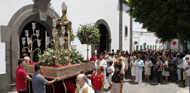 San Ginés recorre las calles de Arrecife acompañado de cientos de feligreses