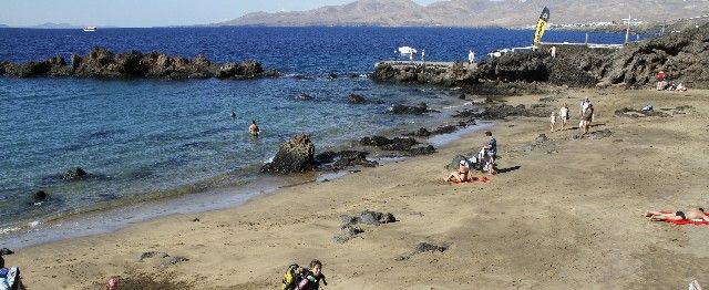 El PSOE de Tías critica la retirada de la bandera azul en Playa Chica y reclama que se subsanen las deficiencias