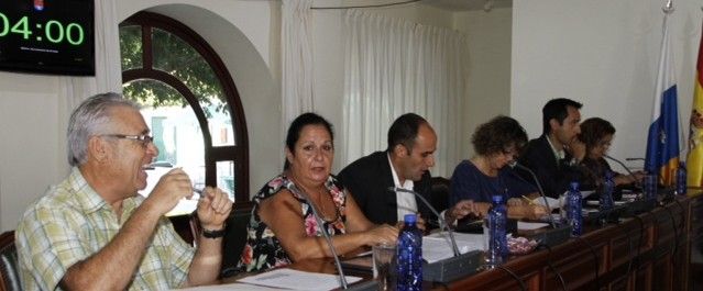 La actitud de Emilia Perdomo provoca que la oposición abandone el pleno de Arrecife