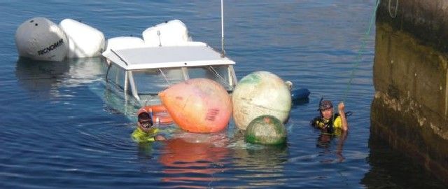 Rescatan un barco que estaba hundiéndose en el muelle de Puerto del Carmen