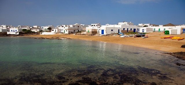 Teguise elabora un censo para legalizar los apartamentos turísticos de La Graciosa