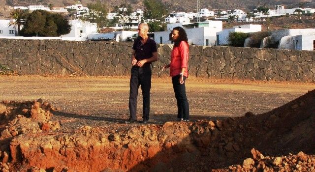 Tías realiza obras para crear aparcamientos en el colegio La Asomada-Mácher y evitar peligros a los alumnos en el acceso al centro