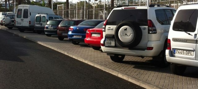 Un vecino critica que hay que escalar para dejar el coche en las nuevas zonas de aparcamiento de Puerto del Carmen