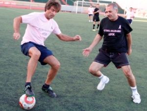 Políticos y ciudadanos se enfrentaron en un partido de fútbol a beneficio de Afol