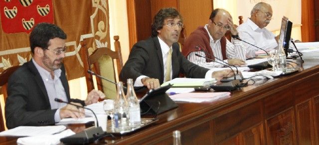 Acuerdo unánime en el pleno del Cabildo para pedir que el Gobierno central articule medidas contra un monopolio aéreo en Canarias