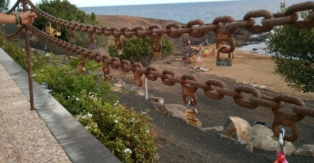 Lanzarote se apunta a la moda de anclar candados en barandillas o puentes para simbolizar la unión de una pareja