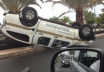 El vehículo de la Policía Portuaria sufre un vuelco cerca de La Rocar en Arrecife