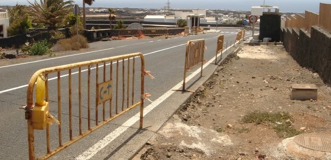 CC denuncia el peligro y la mala imagen que aportan las vallas de obras colocadas como mobiliario urbano en Tías