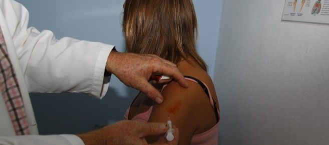 Canarias reinicia el jueves la campaña de vacunación contra la gripe, tras recibir 76.000 vacunas de otras comunidades autónomas