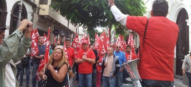 La mayoría de los comercios abre sus puertas y los piquetes actúan en el centro de Arrecife