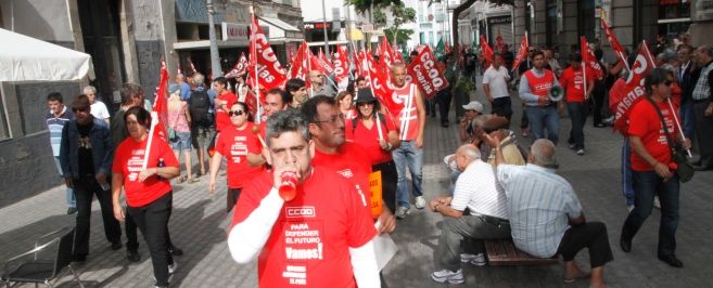 Los piquetes informativos agudizan sus protestas ante los bancos de la calle Real: A los que tienen poco no les abren ni la puerta