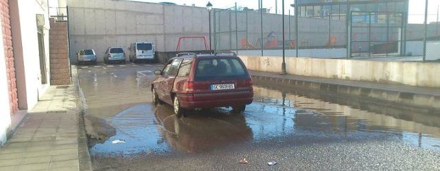 La calle Huelva se convierte en "una piscina" cuando caen "cuatro gotas de agua contadas"