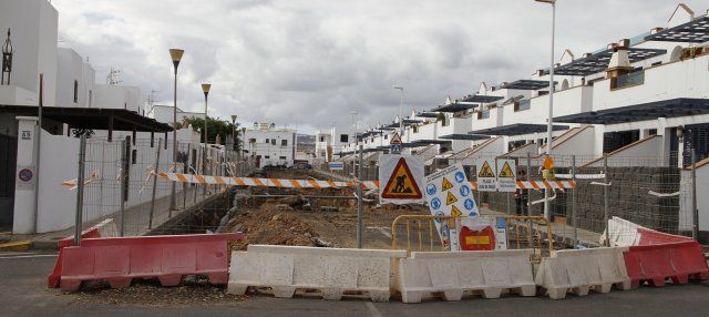 Las obras pluviales de Playa Honda llevan un mes paradas, con zanjas abiertas de 4 metros