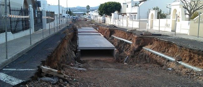 La obra de pluviales de Playa Honda sigue parada, pero la alcaldesa espera que se reanude esta semana: "Más paciencia no voy a tener"