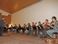 La Orquesta de Pulso y Púa y la agrupación folclórica Coros y Danzas de Arrecife pusieron ritmo a la Navidad en el Centro Cívico