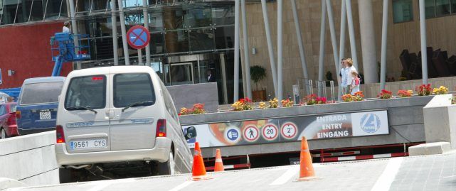 El alcalde de Arrecife exige a los promotores del parque Islas Canarias que rehabiliten la plaza pública que está "deteriorada"