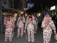 Los Buches, Los Diabletes y Papagüevos recorren las calles de Arrecife en el Carnaval tradicional