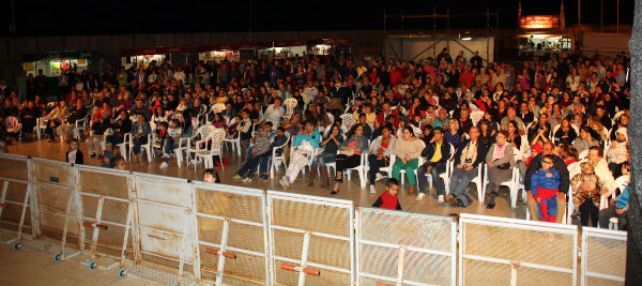 El Carnaval llega a Puerto del Carmen y llena en su primer acto la plaza de El Varadero