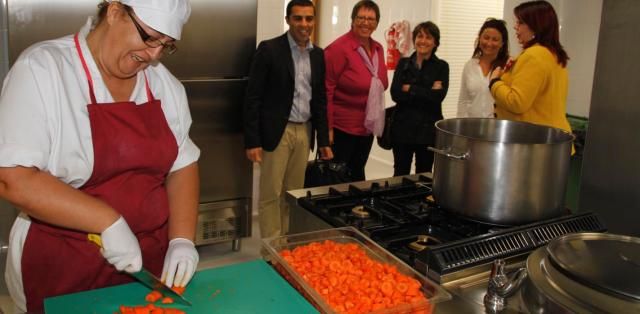 Manuela Armas visita los recién inaugurados comedores del colegio Nieves Toledo y Argana, con capacidad para 200 comensales cada uno