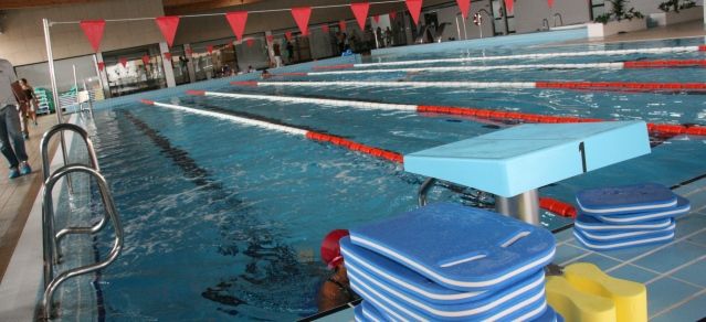 El Ayuntamiento ordena cerrar la piscina municipal y el pabellón de deportes de Argana hasta que se adapten "a la normativa vigente"