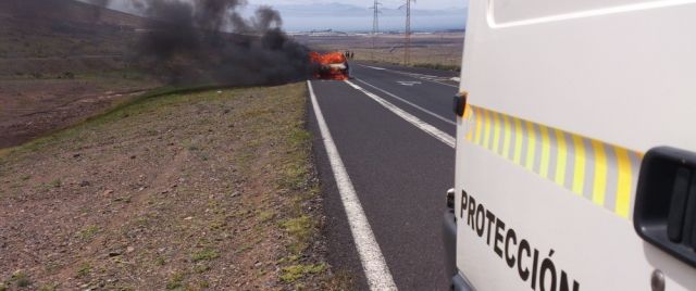 Arde un vehículo en marcha a la altura de Maciot y sus tres ocupantes logran salir ilesos