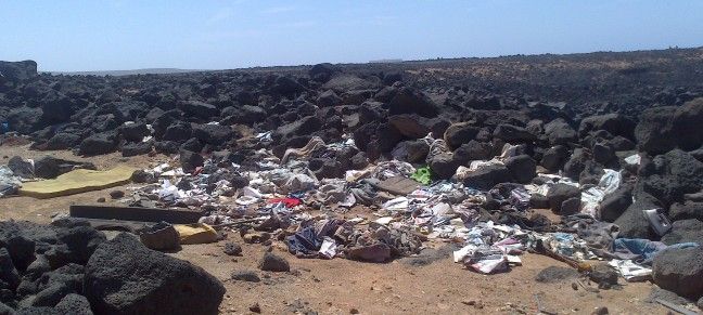 Critica la "imagen lamentable" de Los Charcones, donde hay "una cantidad increíble de basura, colchones y electrodomésticos"