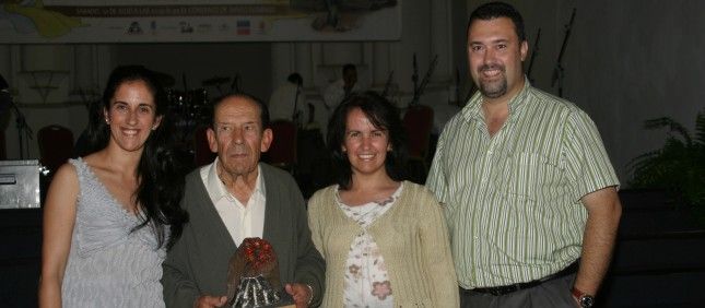 La isla despide a Juanele y pierde al último creador de timples de la familia Morales