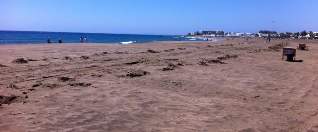 Los touroperadores trasladan su "enorme preocupación" por la falta de hamacas y sombrillas en Puerto del Carmen