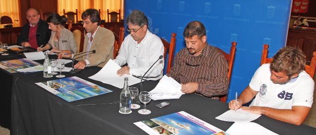 Tres centros de buceo firman un convenio con el Cabildo para colaborar en la protección y vigilancia de los BIC subacuáticos de la isla