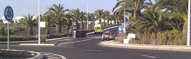 Herido leve otro conductor al volcar con su coche en Costa Teguise