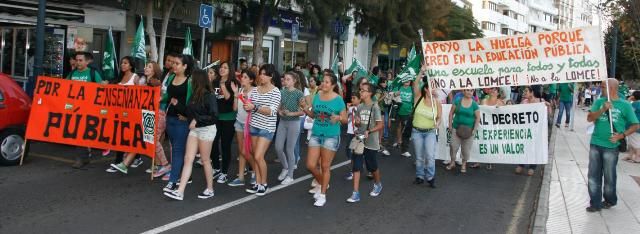 Unas mil personas se manifiestan en Lanzarote contra la Ley Wert