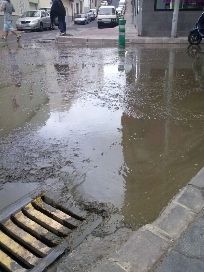 Una alcantarilla de la calle Gómez Ulla se desborda y deja la zona llena de agua con excrementos