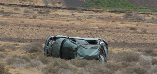 Herida leve al volcar con su coche en la rotonda de Montaña Blanca