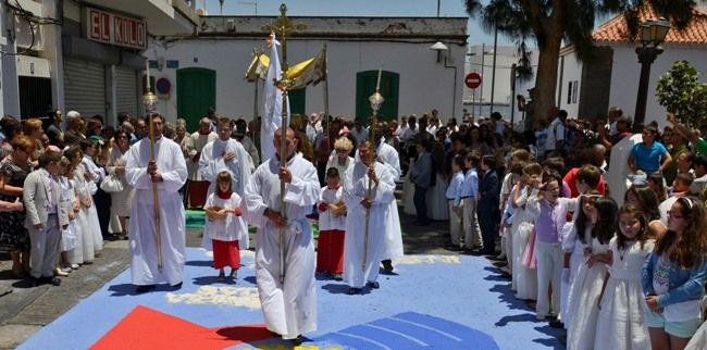 Cientos de feligreses se congregan en Arrecife para celebrar el Corpus Christi