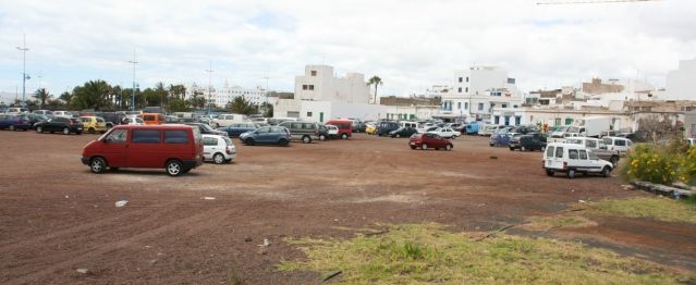 Alternativa Ciudadana presenta una moción en la que reclama enarenar los solares que se utilizan como aparcamiento en Arrecife