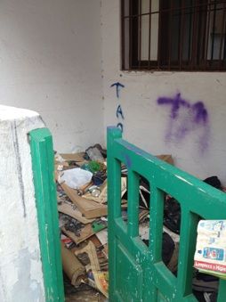 Una terraza de una vivienda en Altavista acumula residuos desde hace un año: Es el basurero municipal