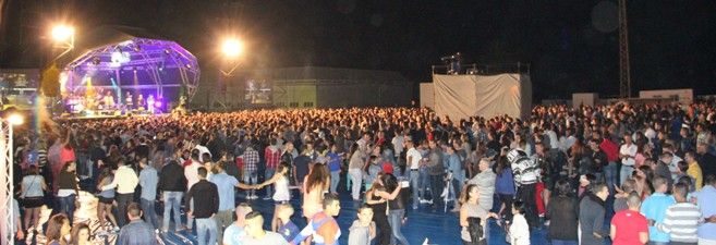 Unas cuatro mil personas se acercaron a disfrutar del Bombazo latino en Haría