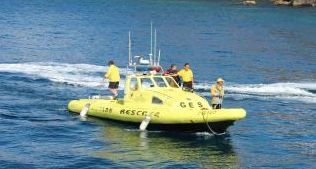 Emerlan rescata a un británico de 41 años en la playa de  Las Cucharas  al ser arrastrado por la corriente