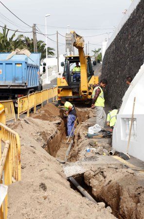 Comienzan las obras de mejora de la red de abastecimiento de la isla por un importe de casi 900.000 euros