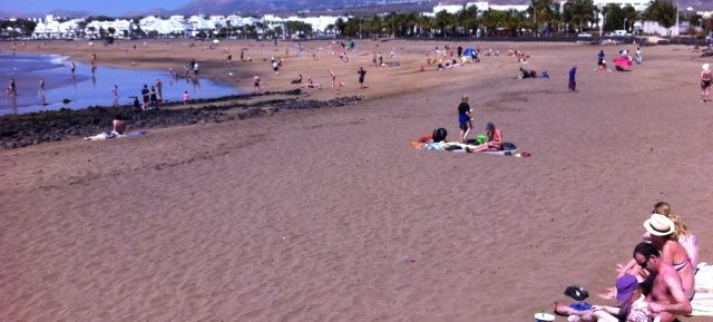 El PSOE asegura que la empresa adjudicataria de las hamacas y sombrillas en Puerto del Carmen ha renunciado al servicio