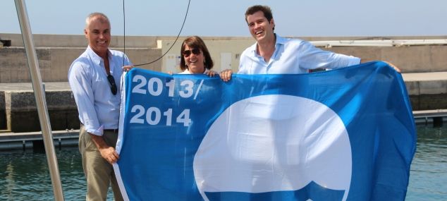 Puerto Calero ondea ya su bandera azul número 18