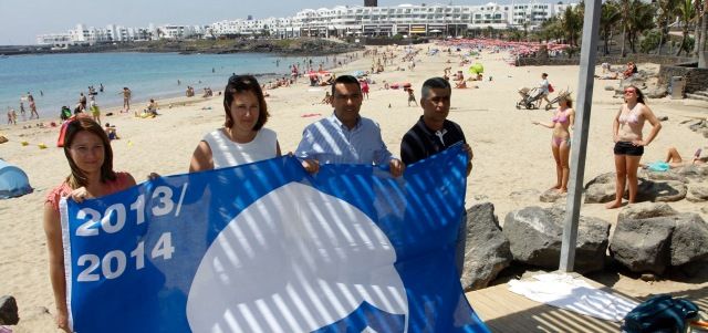 La bandera azul vuelve a ondear en la Playa de Las Cucharas